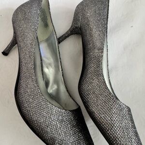 Ladies dress heels , size 8 silver Nine West
